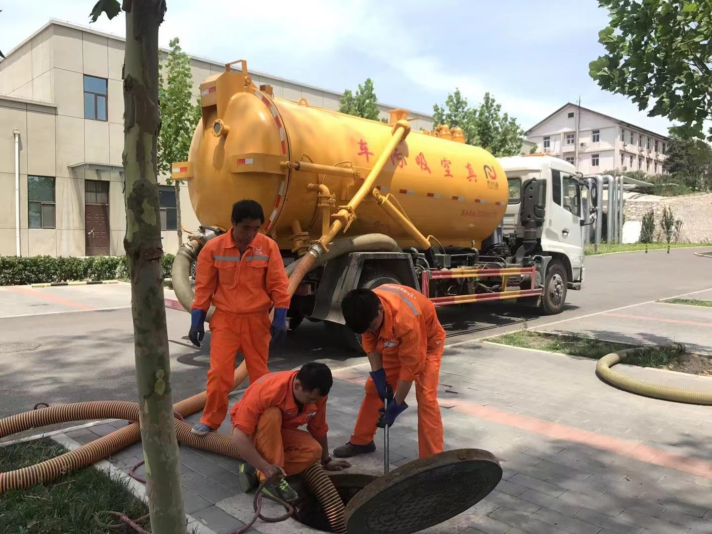 屯留管道疏通车停在窨井附近